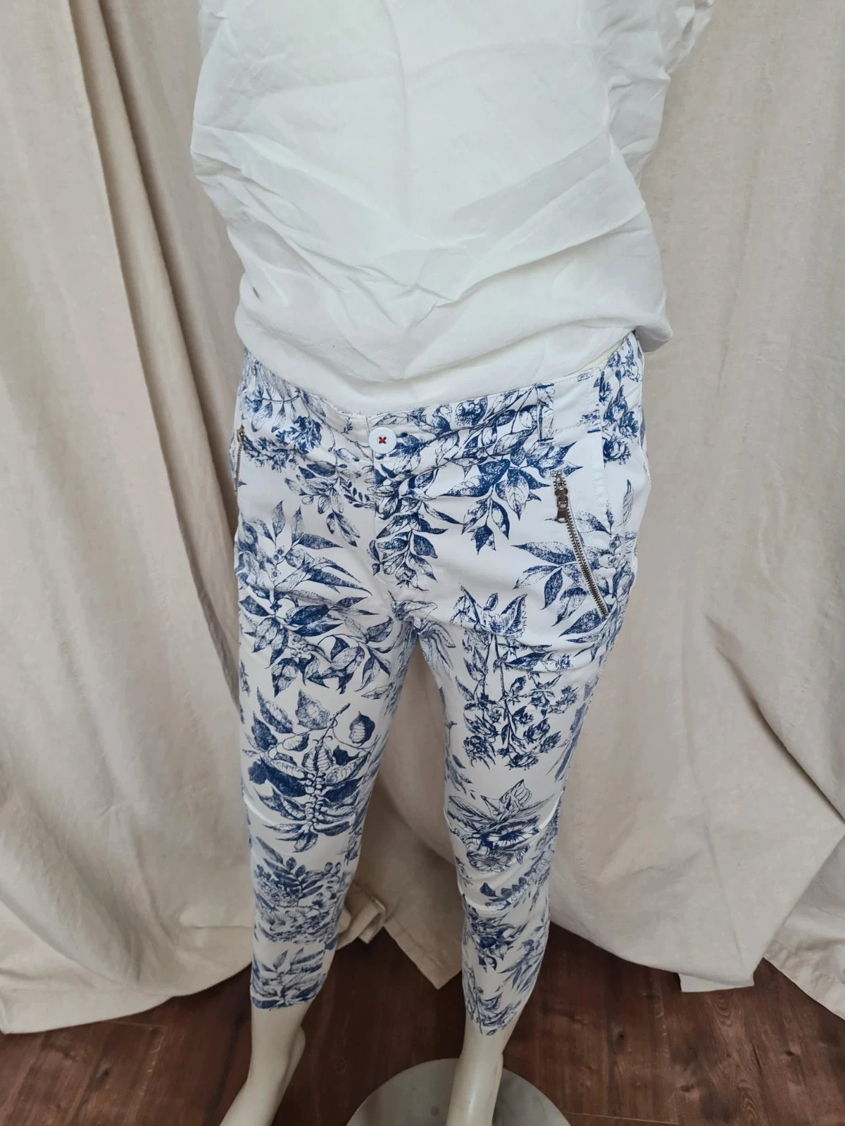 Pantalón con estampado de motivos azules – photo 4